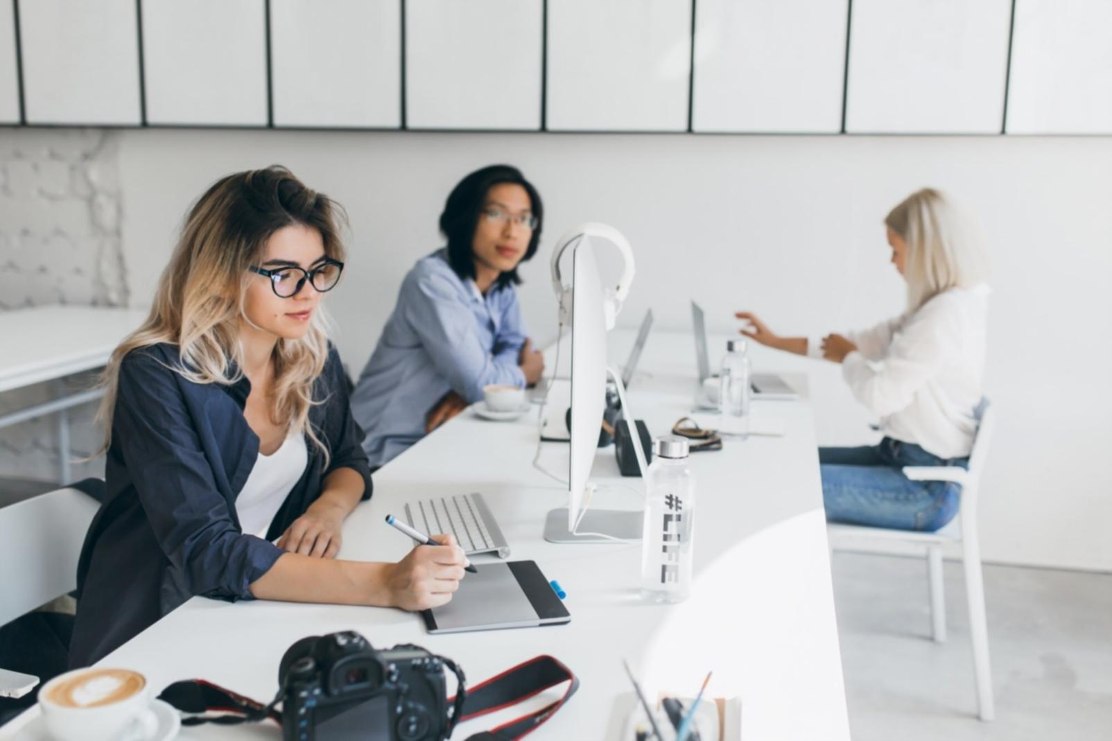 Consultation financière personnalisée avec des entrepreneurs à Grenoble, discussion stratégique autour de l'innovation financière