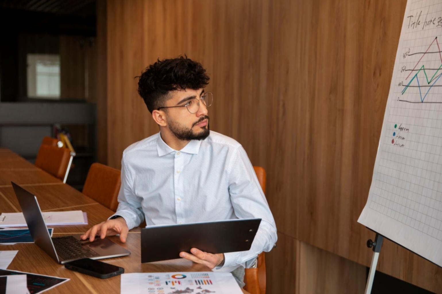 Session de formation interactive avec participants analysant des documents financiers